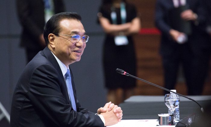 Le Premier ministre chinois Li Keqiang écoute le discours de Lee Hsien Loong, le Premier ministre de Singapour, lors du sommet ANASE-Chine tenu en marge du 33e sommet de l'Association des Nations de l'Asie du Sud-Est (ANASE) à Singapour, le 14 novembre 2018. (Ore Huiyying/Getty Images)