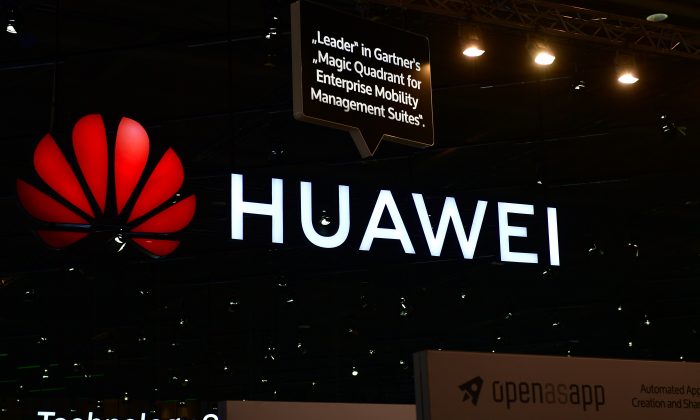 Le logo de Huawei affiché lors d'une foire commerciale à Hanovre, Allemagne, le 12 juin 2018. (Alexander Koerner/Getty Images)