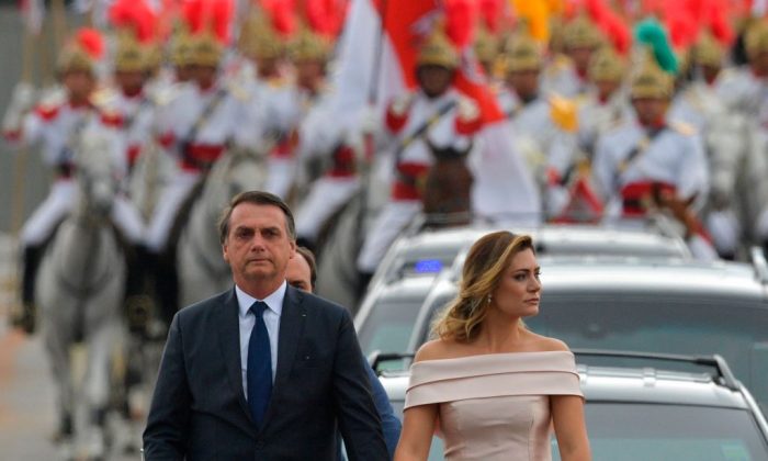Le convoi présidentiel, dirigé par le président élu du Brésil, Jair Bolsonaro (à gauche) et son épouse Michelle Bolsonaro dans une Rolls Royce, se rend au Congrès national pour sa cérémonie d'assermentation, à Brasilia, le 1er janvier 2019. (Carl De Souza/AFP/Getty Images)