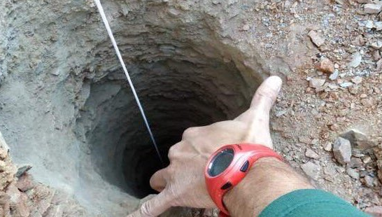 Les secouristes mobilisés pour trouver un garçonnet tombé il y a huit jours dans un puits profond d'une centaine de mètres en Espagne.    (Capture                      d'écranTwitter@elegantcok)