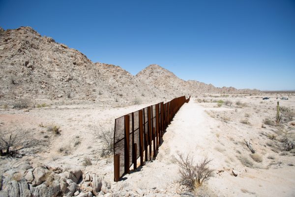 La frontière américano-mexicaine au point de l’arrêt de la clôture dans la région de Yuma, en Arizona, le 25 mai 2018. Les États-Unis sont du côté droit de la clôture. (Samira Bouaou/Epoch Times)