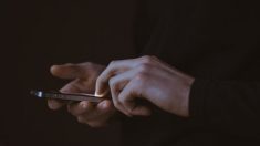 Une femme de l’Arizona a menacé un homme qui lui plaisait après lui avoir envoyé 159 000 SMS