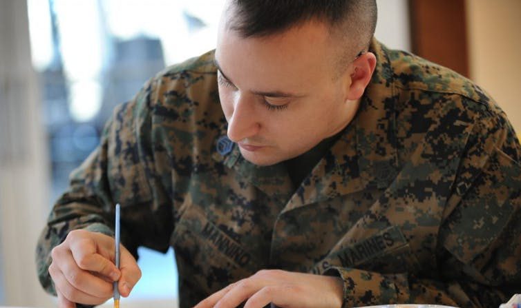 Le sergent d'état-major de la Marine Anthony Mannino utilise l'art et la musique dans le cadre des soins thérapeutiques pour son traumatisme crânien. (Marvin Lynchard/US Department of Defence)
