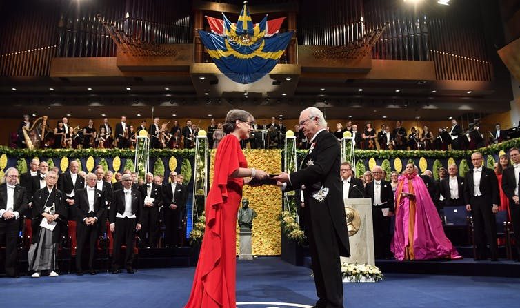 
La lauréate Donna Strickland reçoit le prix du roi Carl Gustaf de Suède lors de la cérémonie de remise du prix Nobel à Stockholm, le 10 décembre 2018. (Pontus Lundahl/Pool Photo via AP)
