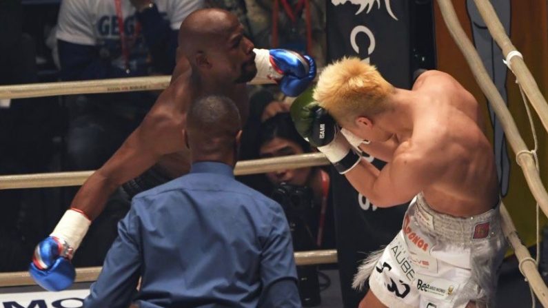 Le légendaire boxeur américain Floyd Mayweather Jr. se bat contre le boxeur japonais Tenshin Nasukawa lors de leur match de démonstration au Saitama Super Arena à Saitama le 31 décembre 2018. (Toshifumi Kitamura/AFP/Getty Images)