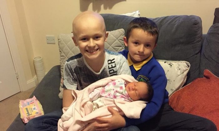 (G) Bailey, 9 ans, (D) Riley, 7 ans, et Millie, nouveau-née, posent pour une photo de famille avant que le lymphome de Hodgkin n'emporte Bailey en décembre 2017. (Facebook | Rachel Louise Cooper)