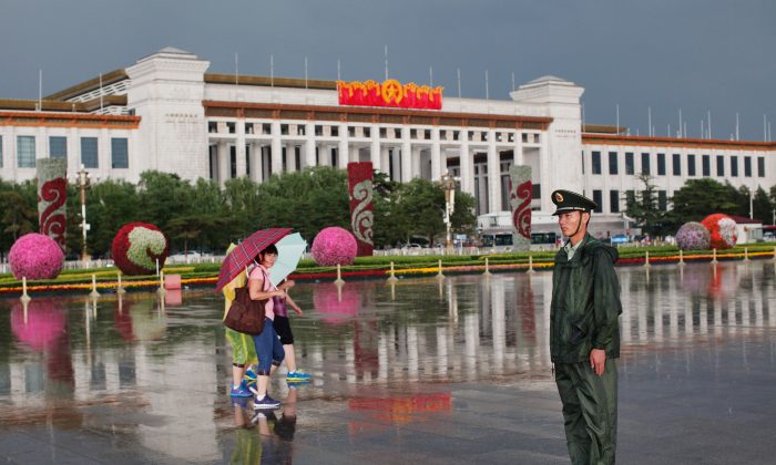 Un policier paramilitaire chinois monte la garde sur la place Tiananmen à Pékin le 9 juin 2012. (Lintao Zhang/Getty Images)