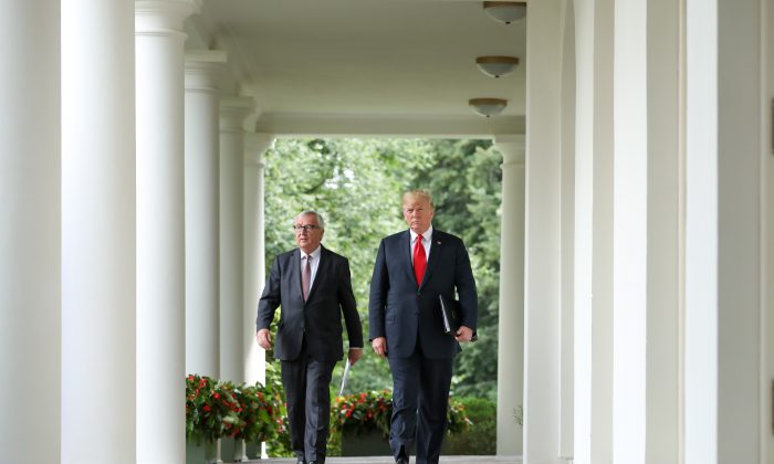 Le président américain Donald Trump rencontre le président de la Commission européenne Jean-Claude Juncker dans la roseraie de la Maison-Blanche à Washington, le 25 juillet 2018. (Samira Bouaou/Epoch Times)