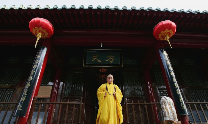 Shi Yongxin, abbé du temple Shaolin, sort du monastère de Dengfeng City, dans la province du Henan, en Chine, le 7 avril 2005. (Cancan Chu/Getty Images)
