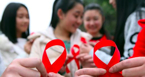 Des bénévoles participent à un événement pour marquer la Journée mondiale du sida à Chongqing, en Chine. (STR/AFP/Getty Images)

