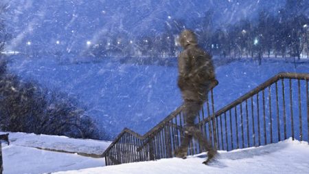 Un homme voit un adolescent marcher 16 km dans la neige pour aller à un entretien d’embauche, alors il lui offre un emploi