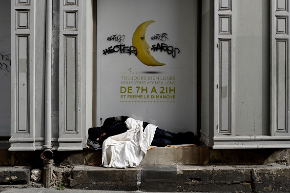Une personne sans domicile fixe (SDF) à Paris. (Photo PHILIPPE LOPEZ/AFP/Getty Images)
