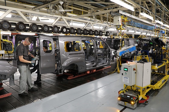 Un employé de Renault travaille sur la chaîne de montage de Kangoo à l'usine Renault de Maubeuge, dans le nord de la France, le 8 novembre 2018. (Photo de Ludovic MARIN/AFP/Getty Images)