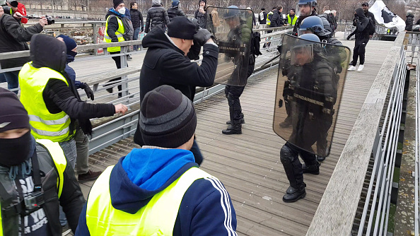 Une vidéo montre M. Dettinger face à la police anti-émeute lors de la manifestation des "Gilets Jaunes" sur une passerelle menant à l'Assemblée Nationale à Paris le 5 janvier 2019. (Photo : /AFP/Getty Images)