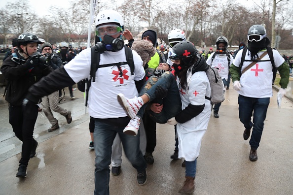 "Gilets jaunes" Paris. Un manifestant blessé est pris en charge par des "street medics" (secouristes volontaires). (Photo : ZAKARIA ABDELKAFI/AFP/Getty Images)
