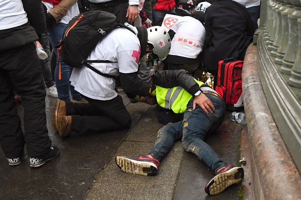 "Gilets jaunes" : Des "Street medics" viennent en aide a un manifestant blessé lors de la manifestation à Paris. (Photo : ALAIN JOCARD/AFP/Getty Images)