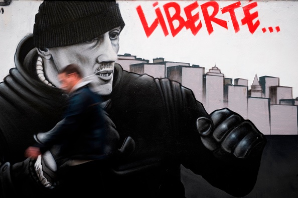 Mur du collectif d'artistes Black Lines représentant Christophe Dettinger. L'ancien champion de boxe est soupçonné d'avoir porté des coups à deux gendarmes sur une passerelle à Paris lors de "l'acte 8" des "gilets jaunes" début janvier.  (Photo : JOEL SAGET/AFP/Getty Images)