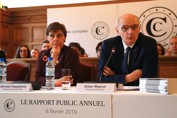 Didier Migaud, président de la Cour des Comptes, et  Michèle Pappalardo, rapporteur général, présentent le rapport annuel de l'institution.     (Photo : JACQUES DEMARTHON/AFP/Getty Images)