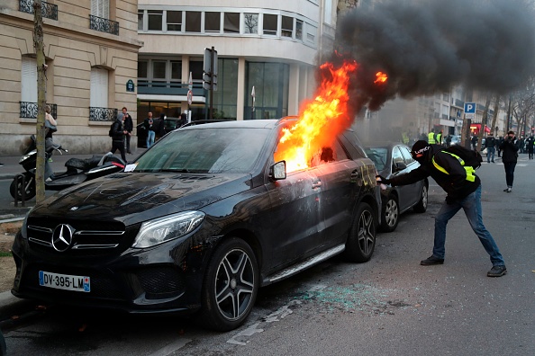 Des incendies de voitures ont émaillé samedi 9 février la manifestation des Gilets Jaunes (ZAKARIA ABDELKAFI/AFP/Getty Images)