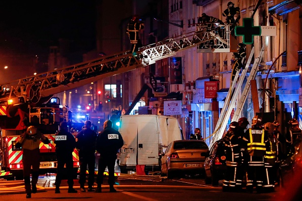 Les pompiers sont  mobilisés pour éteindre un incendie causé par une explosion dans une boulangerie de la rue de Vienne, au sud de Lyon.   (Photo : ALEX MARTIN/AFP/Getty Images)