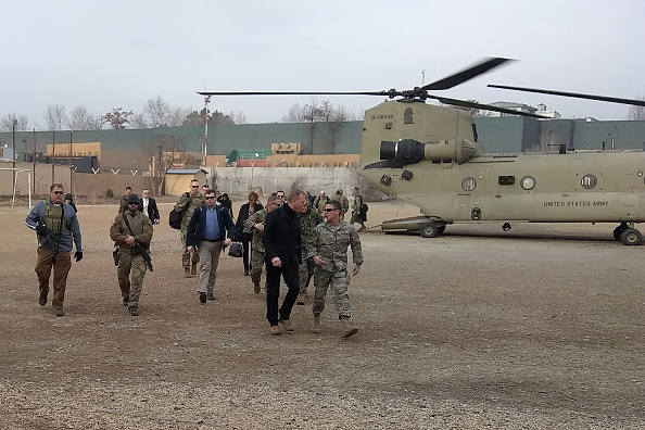 -Le chef par intérim du Pentagone, Patrick Shanahan arrive à Kaboul le 11 février 2019. Les États-Unis cherchent à soutenir le gouvernement de Kaboul tout en négociant la paix. Photo de Sylvie LANTEAUME / AFP / Getty Images.