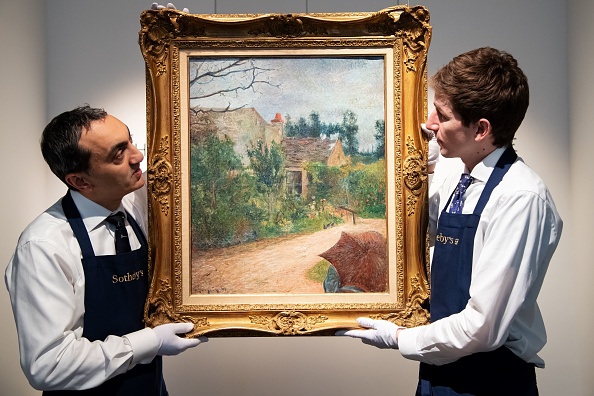 -L'œuvre de l'artiste français Gauguin "Le jardin de Pissarro, quai du Pothuis" (Pontoise, 1881) est présentée aux médias chez Sotheby's à Paris le 14 février 2019, avant la vente aux enchères qui se tiendra le 29 mars 2019. (Photo by BERTRAND GUAY AFP / Getty Images.