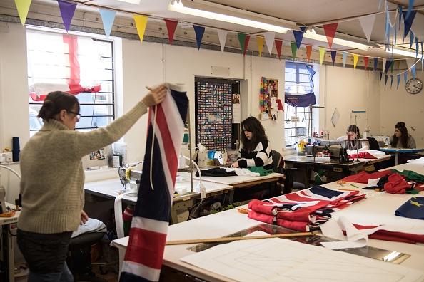 -Le 7 février 2019. Dans un atelier de fabrication de drapeaux situé dans le nord de l'Angleterre, les commandes de drapeaux de l'union volent tandis que le standard bleu et jaune de l'UE se révèle de moins en moins populaire. Photo par OLI SCARFF / AFP / Getty Images.