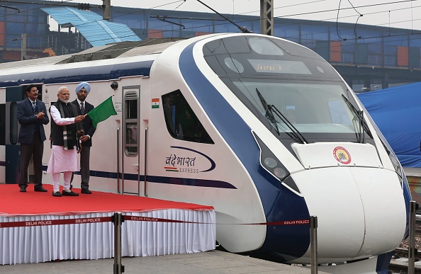 Le 15 février 2019, le Premier ministre indien Narendra Modi s'approche du premier train express Vande Bharat Express à la gare de New Delhi.  (Photo : STR/AFP/Getty Images)