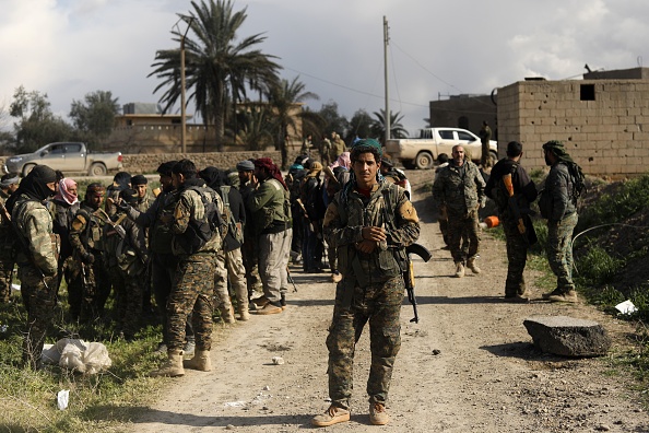-Les combattants des Forces démocratiques syriennes soutenues par les Etats-Unis se reposent dans le village syrien de Baghouz. Les forces des SDF se battent contre le dernier lambeau du "califat" du groupe de l'État islamique en Syrie orientale. Photo par Delil souleiman / AFP / Getty Images.