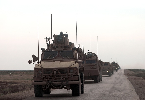-Des véhicules militaires avec la coalition contre l'État islamique appuyée par les États-Unis sont représentés lors d'une opération d'expulsion des djihadistes, dans la campagne de la province syrienne de Deir Ezzor, dans l'est le 21 février 2019. Photo par Delil souleiman / AFP / Getty Images.