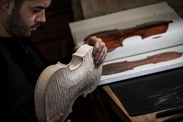-Le luthier suisse David Leonard Wiedmer travaille dans son atelier le 5 février 2019 à Lyon. Photo de JEFF PACHOUD / AFP / Getty Images.