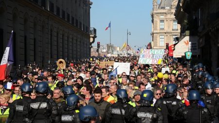 « Gilets jaunes »: 55% des Français souhaitent que le mouvement s’arrête