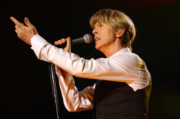 -Le chanteur britannique David Bowie se produit, le 01 juillet 2002 sur la scène de l'Olympia, lors d'un concert unique à Paris. Photo BERTRAND GUAY/AFP/Getty Images.