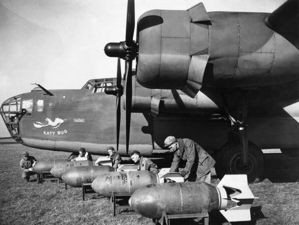 Novembre 1942 :  Le bombardier américain " Liberator " est chargé de bombes de 1 000 livres dans une station de l'US Army Air Corps en Angleterre. (Photo : Central Press/Getty Images)