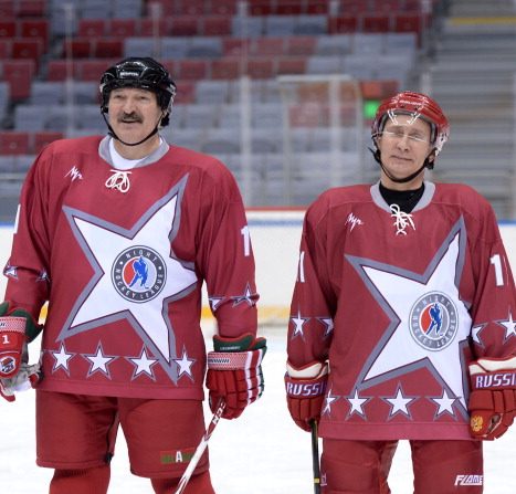 -Le président russe Vladimir Poutine et le président biélorusse Alexandre Loukachenko participent à un match de hockey avec des stars du hockey soviétique à Sochi le 4 janvier 2014. Photo ALEXEY NIKOLSKY / AFP / Getty Images.