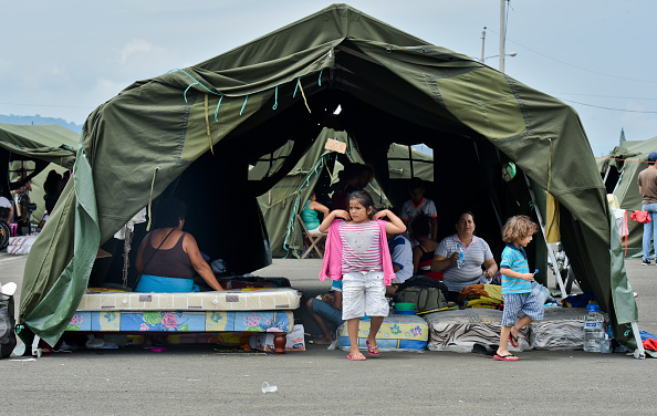 -Illustration-Des habitants touchés par le récent séisme de 7,5 se reposent dans un refuge. Photo LUIS ACOSTA / AFP / Getty Images.