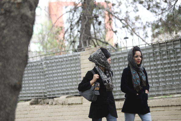 -Des femmes iraniennes en tenue de promenade à la mode islamique moderne dans le nord de Téhéran, le 18 avril 2006. Photo BEHROUZ MEHRI / AFP / Getty Images.
