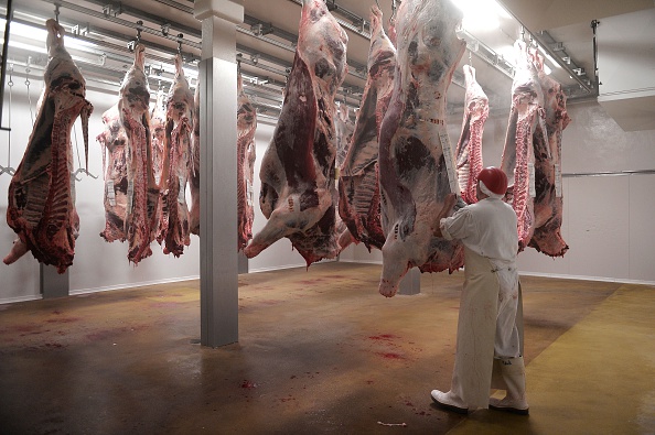 -Des employés de l'abattoir municipal de Haguenau, dans l'est de la France, travaillent sur des carcasses de bovins lors d'abattages rituels, le 21 juillet 2016. photo, FREDERICK FLORIN / AFP / Getty Images.