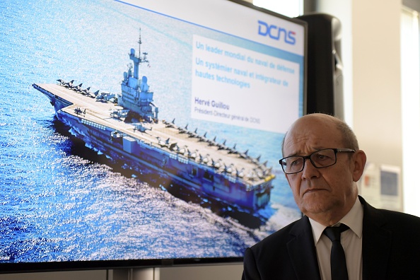 -Le ministre français de la Défense, Jean-Yves Le Drian, visite le centre de recherche et développement du groupe industriel français spécialisé dans la défense navale et l'énergie. Photo ANNE-CHRISTINE POUJOULAT / AFP / Getty Images.
