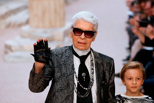 Haute-couture en deuil: Le couturier Allemand Karl Lagerfeld est décédé à l'âge de 85 ans. (Photo : Patrick KOVARIK / AFP)        (Photo credit should read PATRICK KOVARIK/AFP/Getty Images)