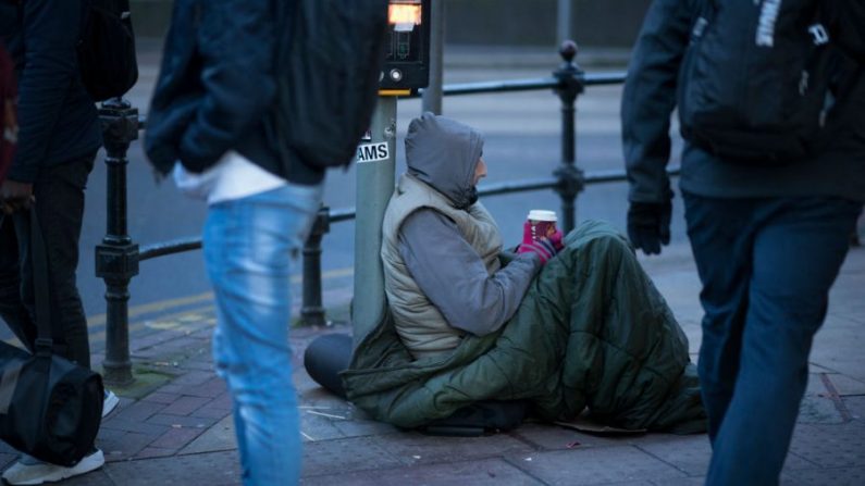 Un sans-abri quémande de la petite monnaie dans les rues de Manchester le 11 décembre 2017. (Christopher Furlong/Getty Images)