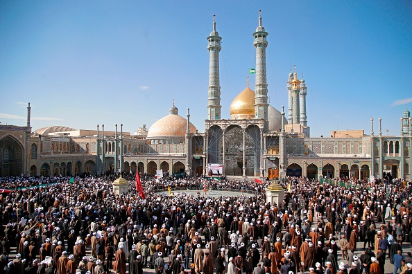 -Des manifestants pro-gouvernementaux se rassemblent au sanctuaire de Massoumeh dans la ville sainte de Qom, en Iran, à environ 130 kilomètres au sud de Téhéran, le 3 janvier 2018. Photo MOHAMMAD ALI MARIZAD / AFP / Getty Images.