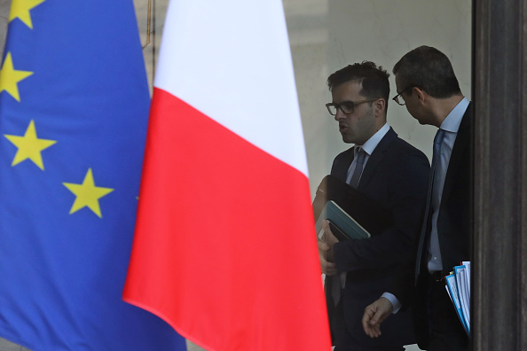 Ismael Emelien, conseiller spécial du président français (à gauche) s'entretient avec Alexis Kohler, secrétaire général de la présidence française (à droite), alors qu'ils quittent le palais de l'Élysée.   (Photo :  LUDOVIC MARIN/AFP/Getty Images)
