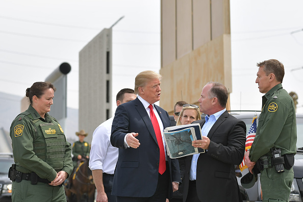 -Le président des États-Unis, Donald Trump présente des prototypes de murs de frontière à San Diego, en Californie. Photo MANDEL NGAN/AFP/Getty Images.