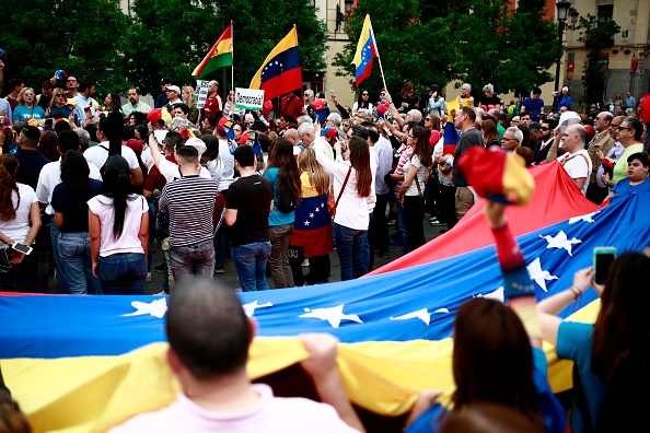 -Des citoyens vénézuéliens à Madrid prennent part à une manifestation sur l'esplanade du 20 mai 2018 à la Place de l'Opéra, à Madrid. Photo de Benjamin CREMEL / AFP / Getty Images.