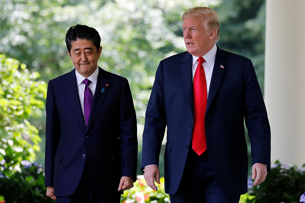  Le président américain Donald Trump et le premier ministre japonais Shinzo Abe  avant leur conférence de presse conjointe dans la roseraie de la Maison blanche le 7 juin 2018 à Washington, DC. (Photo : Yuri Gripas-Pool/Getty Images)