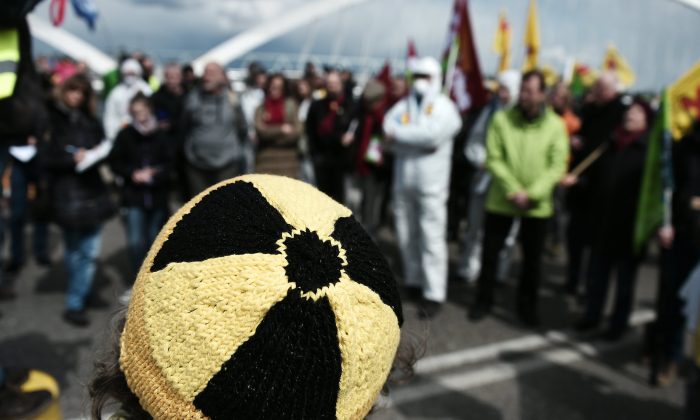 Photo de dossier montrant un activiste portant un bonnet avec un symbole "radiation" lors d'une manifestation en France le 24 avril 2016. (Frederick Florin/AFP/Getty Images)
