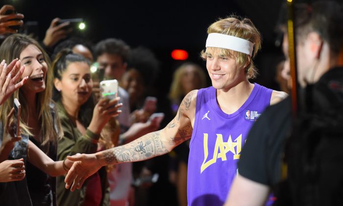 Justin Bieber prend la parole lors des présentations des joueurs avant le NBA All-Star Game Celebrity Game 2018 à Los Angeles Convention Center à Los Angeles le 16 février 2018. (Jayne Kamin-Oncea/Getty Images)
