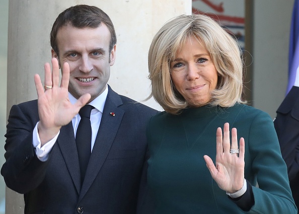 Brigitte Macron et son époux photographiés sur le perron de l’Élysée le 21 janvier. Crédit : LUDOVIC MARIN/AFP/Getty Images. 