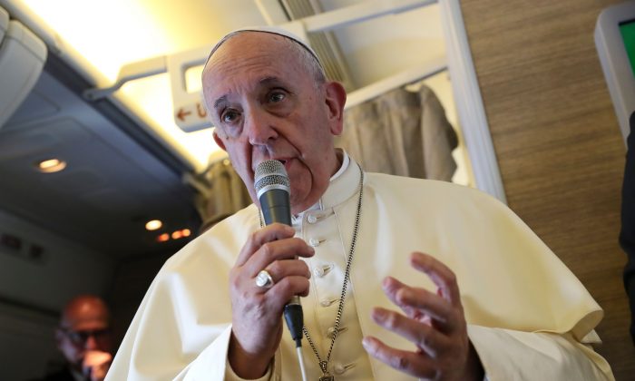 Le pape François s'adresse aux journalistes à bord d'un avion en route pour Abu Dhabi le 3 février 2019. (Tony Gentile/AFP/Getty Images)